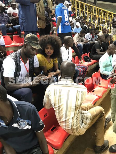 14 photos et vidéo : Après son mariage, Mbathio Ndiaye aperçue hier, au stade L.S.S avec son…