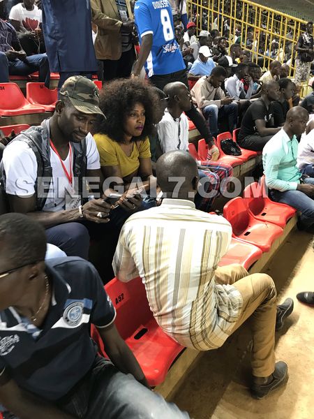 14 photos et vidéo : Après son mariage, Mbathio Ndiaye aperçue hier, au stade L.S.S avec son…