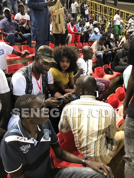 14 photos et vidéo : Après son mariage, Mbathio Ndiaye aperçue hier, au stade L.S.S avec son…