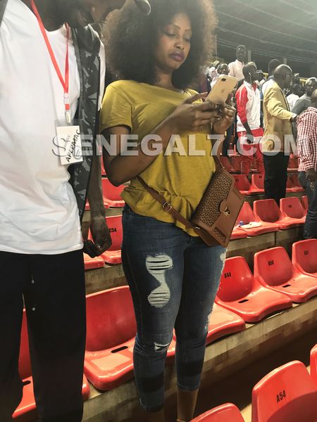 14 photos et vidéo : Après son mariage, Mbathio Ndiaye aperçue hier, au stade L.S.S avec son…
