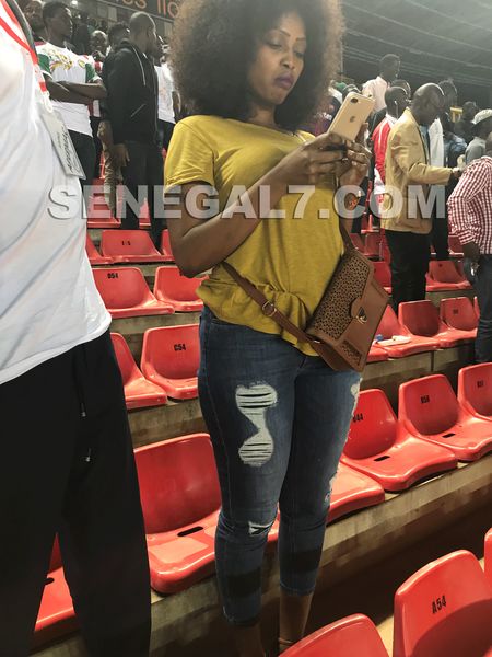 14 photos et vidéo : Après son mariage, Mbathio Ndiaye aperçue hier, au stade L.S.S avec son…