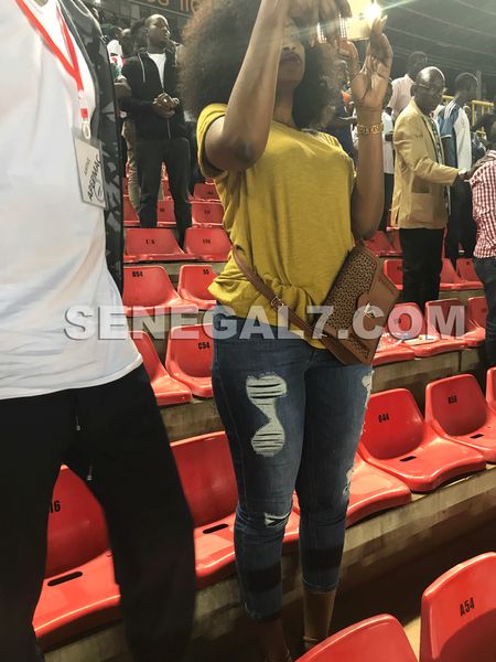 14 photos et vidéo : Après son mariage, Mbathio Ndiaye aperçue hier, au stade L.S.S avec son…