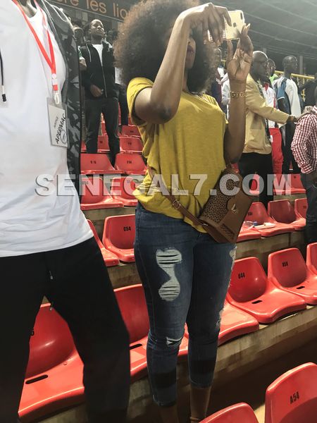 14 photos et vidéo : Après son mariage, Mbathio Ndiaye aperçue hier, au stade L.S.S avec son…