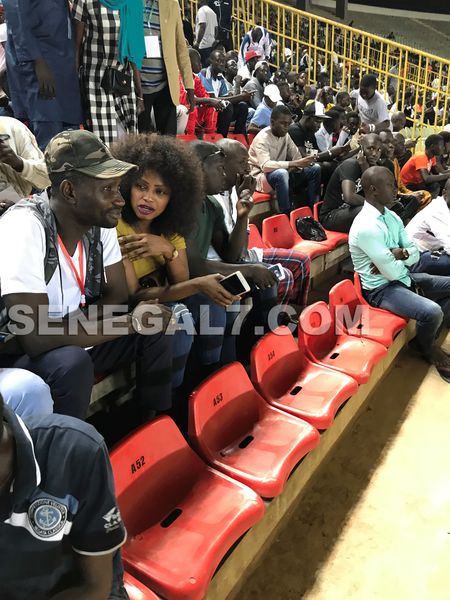 14 photos et vidéo : Après son mariage, Mbathio Ndiaye aperçue hier, au stade L.S.S avec son…