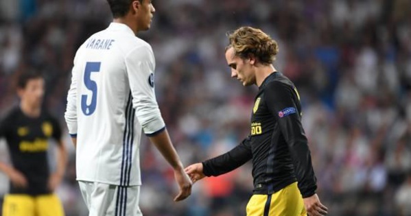 Équipe de France: Antoine Griezmann n'applaudit pas Raphaël Varane et l'assume