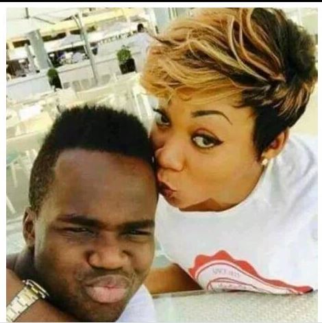 Souvenir: Feu Cheick Thioté avec son épouse sénégalaise en mode selfie