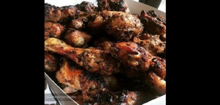 Cameroun: Pour loyer impayé, le propriétaire bloque la soupe de poulet de son locataire.