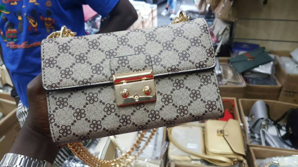 La femme de Saanex , Sadiya ouvre sa boutique ...