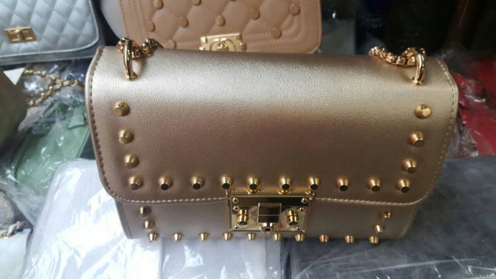 La femme de Saanex , Sadiya ouvre sa boutique ...