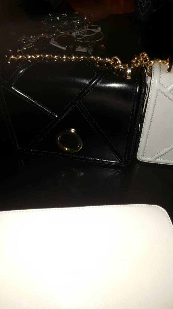 La femme de Saanex , Sadiya ouvre sa boutique ...