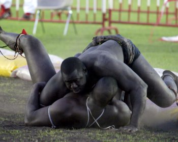 Mohamed Ndao mis au tapis par Yakhya Diop, dit «Yekini», et ses 130 kg, lors d'un combat en 2005 au stade Leopold Sedar Senghor à Dakar
