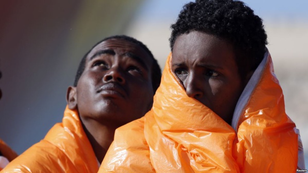 Des migrants attendent en ligne dans un bateau au port de Pozzallo, en Italie, le 29 mars 2016.