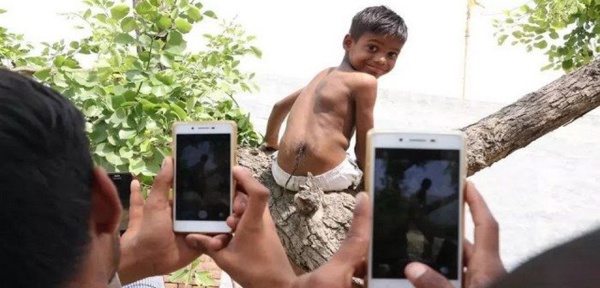 Inde : ce petit garçon est considéré comme un dieu pour quelque chose qui le distingue des autres. Photos