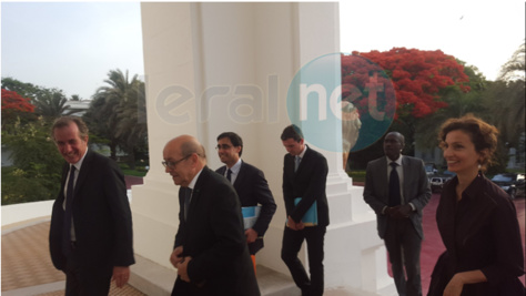 Photos: L’arrivée du ministre français Jean Yves Le Drian et de sa délégation au Palais de la République, peu avant leur audience avec le Président Macky Sall