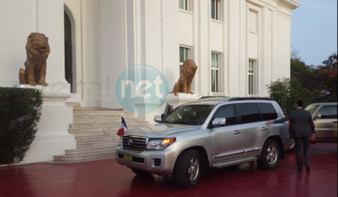 Photos: L’arrivée du ministre français Jean Yves Le Drian et de sa délégation au Palais de la République, peu avant leur audience avec le Président Macky Sall