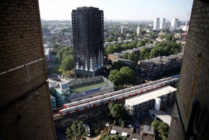 Incendie d'une tour à Londres: le bilan s'alourdit, la sécurité des immeubles sociaux en question
