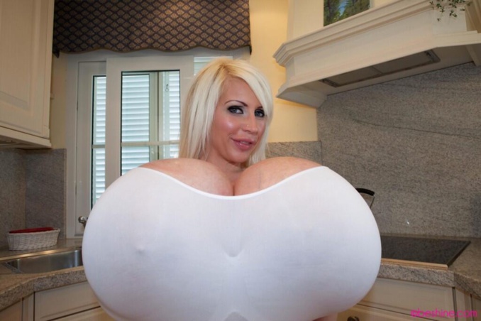Cette femme prétend avoir les plus gros seins du monde. C'est inimaginable !