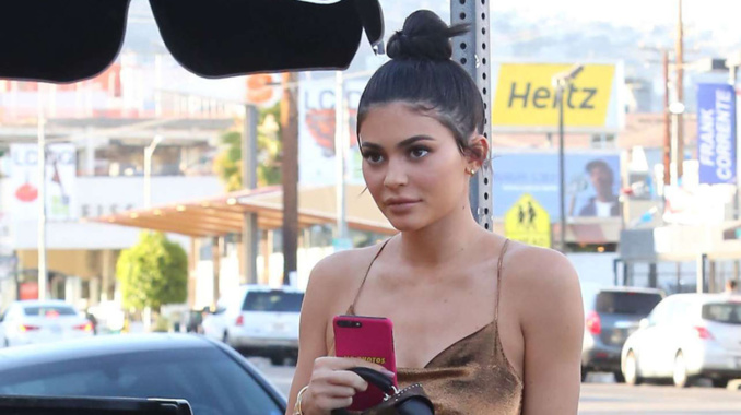 PHOTOS Kylie Jenner pose dans une voiture et ce n’est pas très flat­teur…