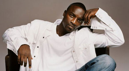 Une femme réclame de l’argent à Akon « Right Now Na Na Na » (titre de son dernier single)