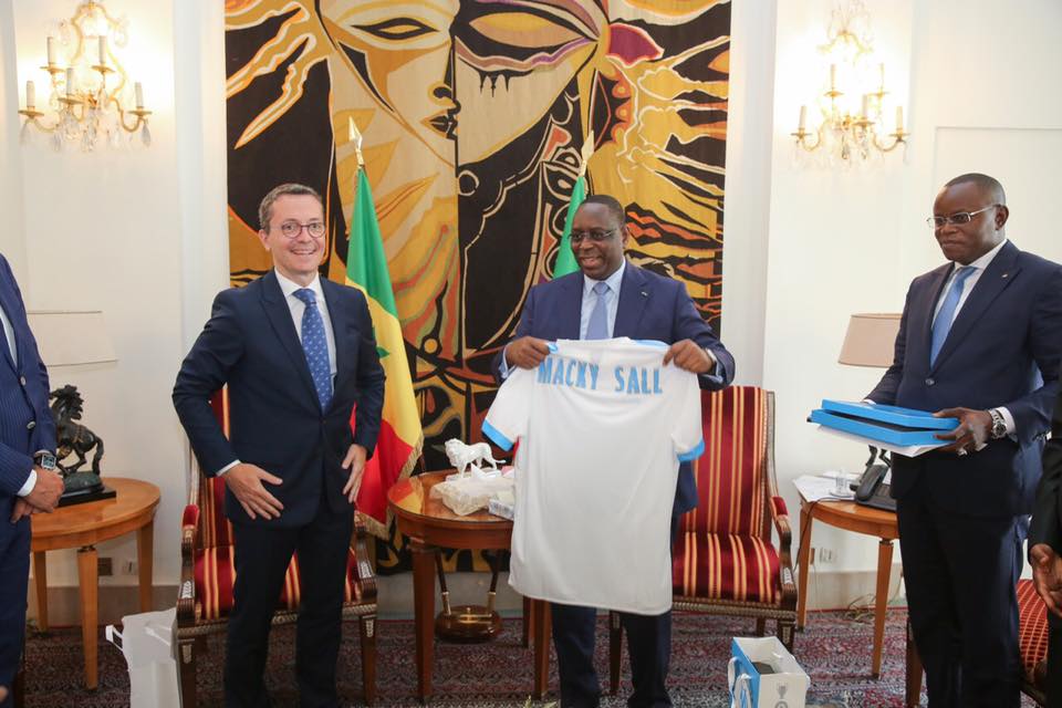 7 photos : L’Olympique de Marseille offre un maillot au Président Macky Sall
