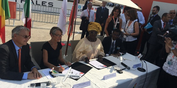 La signature du contrat d'achat des deux ATR avec, de gauche à droite : le dg d'ATR, Elisabeth Borne ministre française des transports, la ministre sénégalaise du tourisme et des transports, le dg d'Air Sénégal. © Rémy Darras