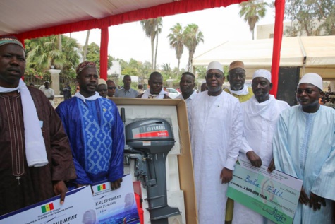 Photos : Macky Sall offre des chèques et des moteurs Yamaha aux pêcheurs de Saint-Louis