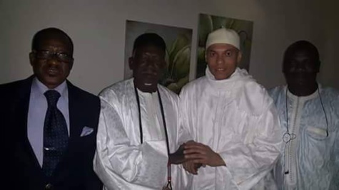 Karim Wade en compagnie de Me Madické Niang et du fils du Khalife général des mourides, quelques heures après sa libération
