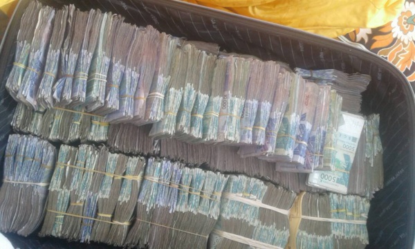 Adiya: Serigne Moustapha Mbacké ibn Cheikh Massamba Massamba  sort 100 000 000 FCFA pour la Fondation Dioumay Darou Karim Tay jii le 23 juin 2017 à Touba  Fondé par Cheikh Massamba en 1912