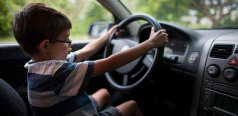 Un enfant de 5 ans coincé dans la voiture au soleil