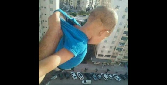 Un homme menace de lâcher un bébé dans le vide s’il n’a pas «1000 j’aime » sur Facebook.