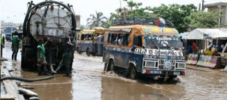 PREVENTION DES INONDATIONS DANS LA BANLIEUE  Le Conseil Régional de Dakar au secours des populations