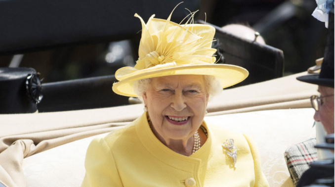 La reine Eliza­beth encore plus riche: le gouver­ne­ment lui accorde une augmen­ta­tion de 78%