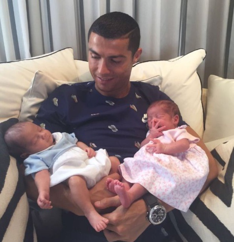 Cristiano Ronaldo présente ses jumeaux après avoir quitté la Coupe des Confédérations