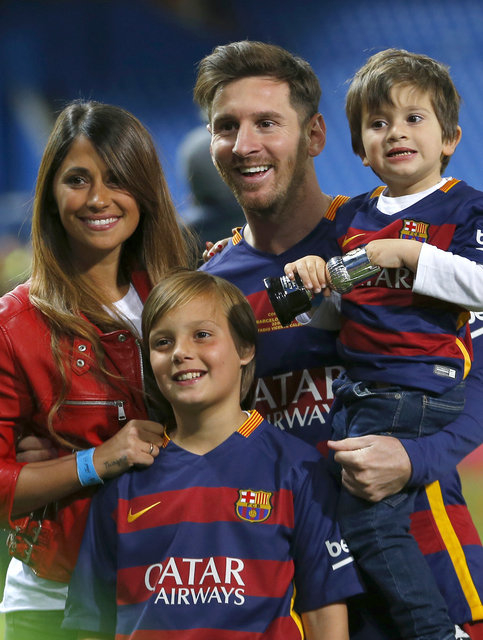 Lionel Messi, avec son fils dans les bras, pose avec sa petite amie Antonella Roccuzzo.