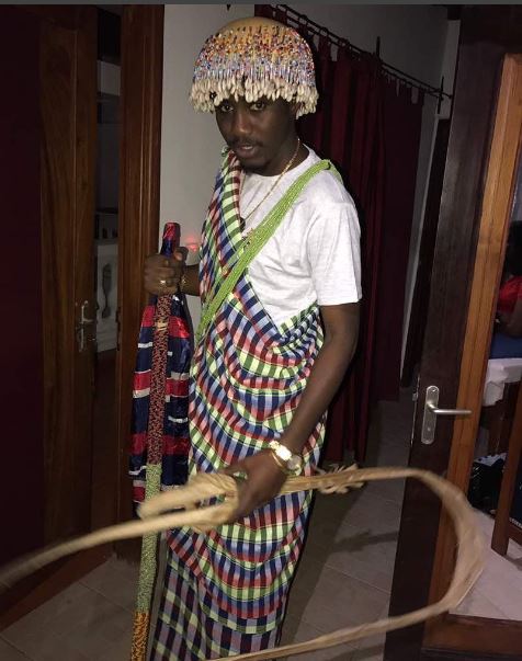 Waly Ballago Seck en tenue traditionnelle Diola