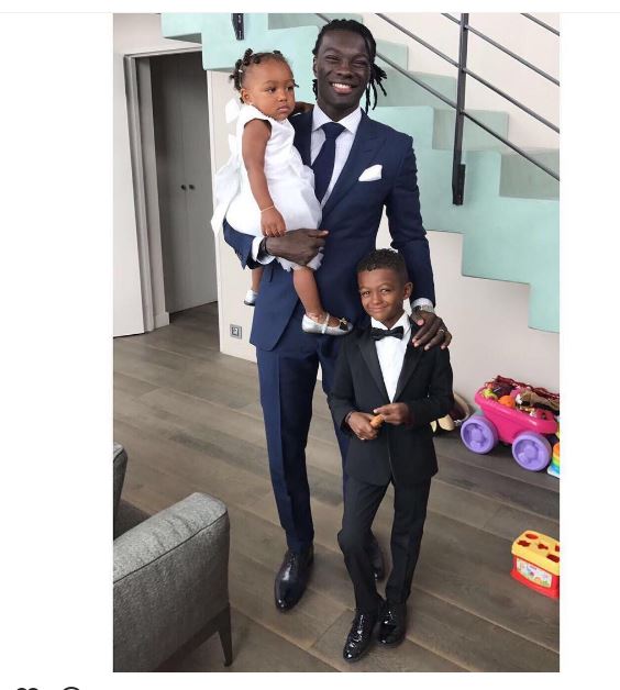 Bafétimbi Gomis et ses enfants, tout heureux