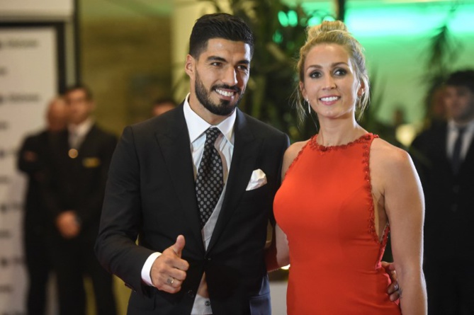 Photos : Luis Suarez mordant avec sa femme au mariage de Messi