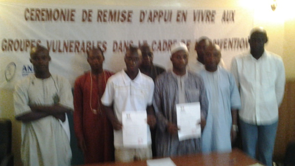 Zguinchor : L’ANRAC appuie 100 familles démunies et déplacées des régions de Sédhiou et de Ziguinchor en tôles, une illustration dans sa logique de  ‘’Bâtir l’avenir’’