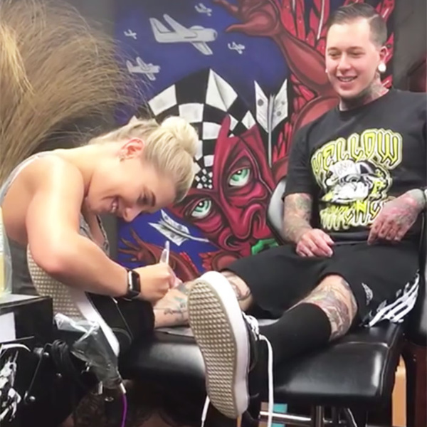 Cette belle blonde tatoue son amoureux pour la première fois. Quand il tire son pantalon, elle fond en larmes en découvrant ça !