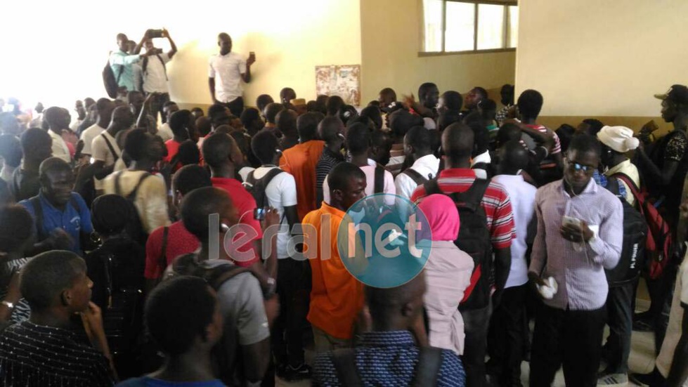 (Photos) Urgent: Les étudiants empêchent Babou Diakham de faire son point de presse et veulent qu'il quitte son poste