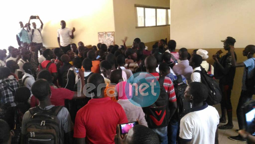 (Photos) Urgent: Les étudiants empêchent Babou Diakham de faire son point de presse et veulent qu'il quitte son poste