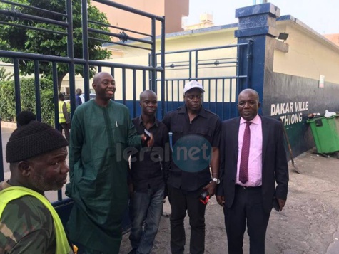 Mamadou Lamine Diallo et Oumar Sarr à la Gendarmerie de Thiong, au chevet de leurs camarades
