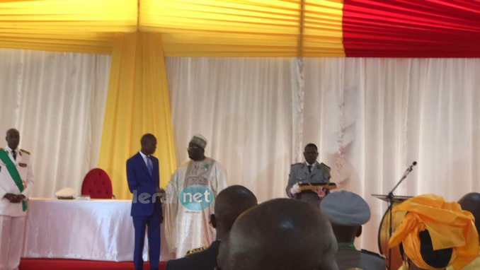 Serigne Mansour Niasse décoré par le Président Macky Sall, de la médaille de Chevalier d'honneur de l'Ordre du Mérite