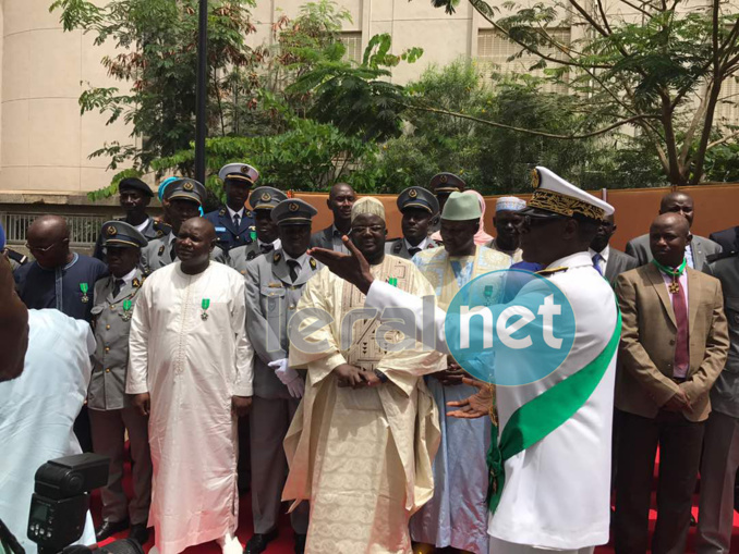 Serigne Mansour Niasse décoré par le Président Macky Sall, de la médaille de Chevalier d'honneur de l'Ordre du Mérite