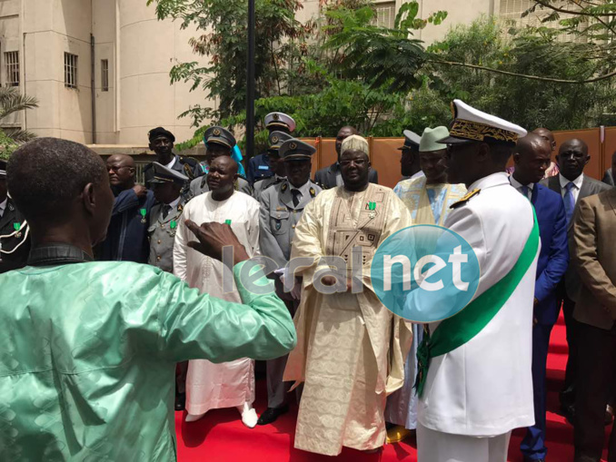 Serigne Mansour Niasse décoré par le Président Macky Sall, de la médaille de Chevalier d'honneur de l'Ordre du Mérite