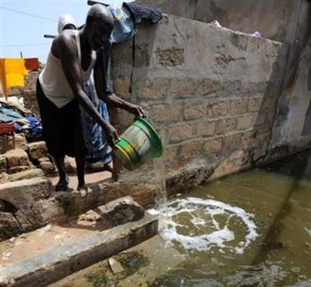 Dans la banlieue de Dakar inondée, on mange et on prie "dans l'eau"