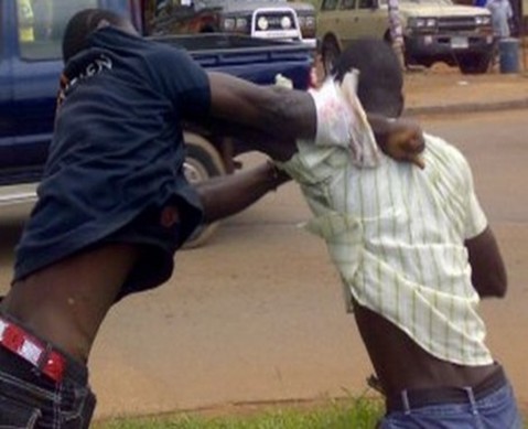 Mankoo et Benno se donnent des coups de machette à Grand-Dakar