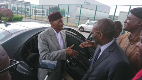 Quelques images du départ de Me Wade de l’aéroport du Bourget pour Dakar