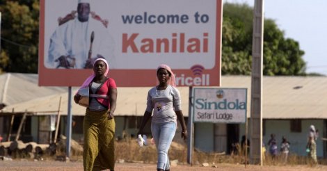 Des Gambiens mécontents déversent des ordures devant la porte du maire de Kanifing