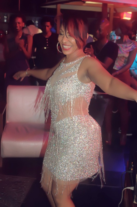 22 photos : Viviane sexy comme jamais...avec une courte robe épatante
